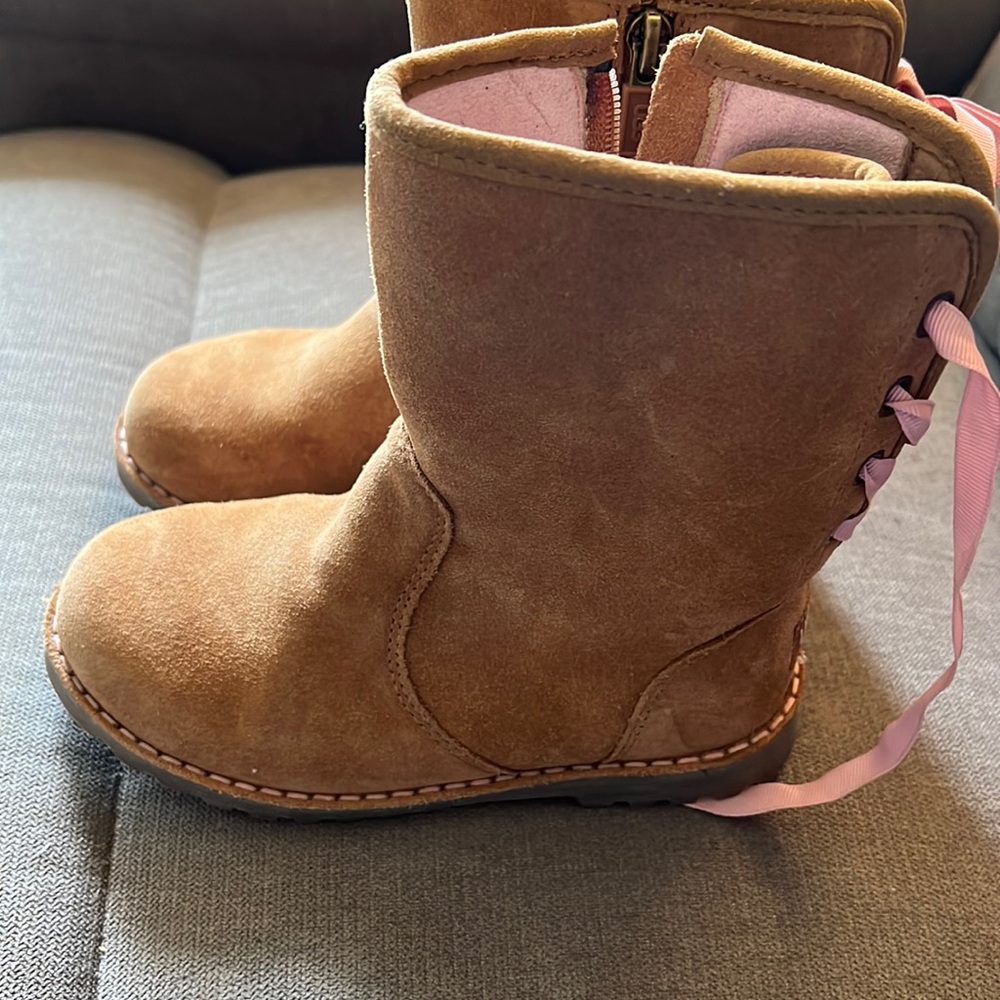 Girls Uggs Bailey Bow Size 11T worn a few times.